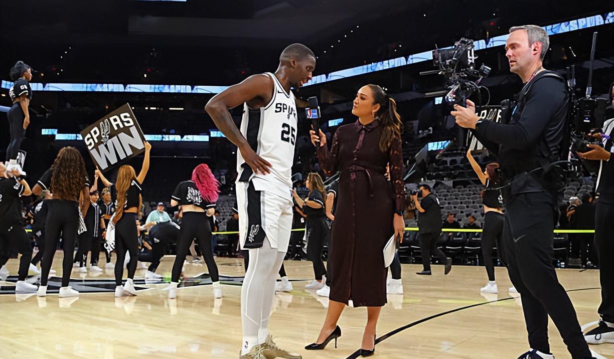 NBA发展, AA, 琼斯在传球 NBA发展, AA, 琼斯在传球